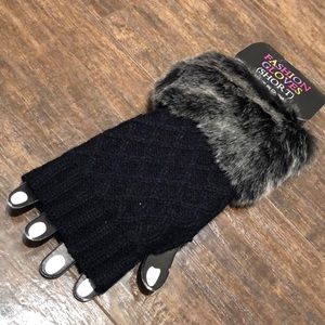 BNWT• Black and Fur trim fingerless gloves